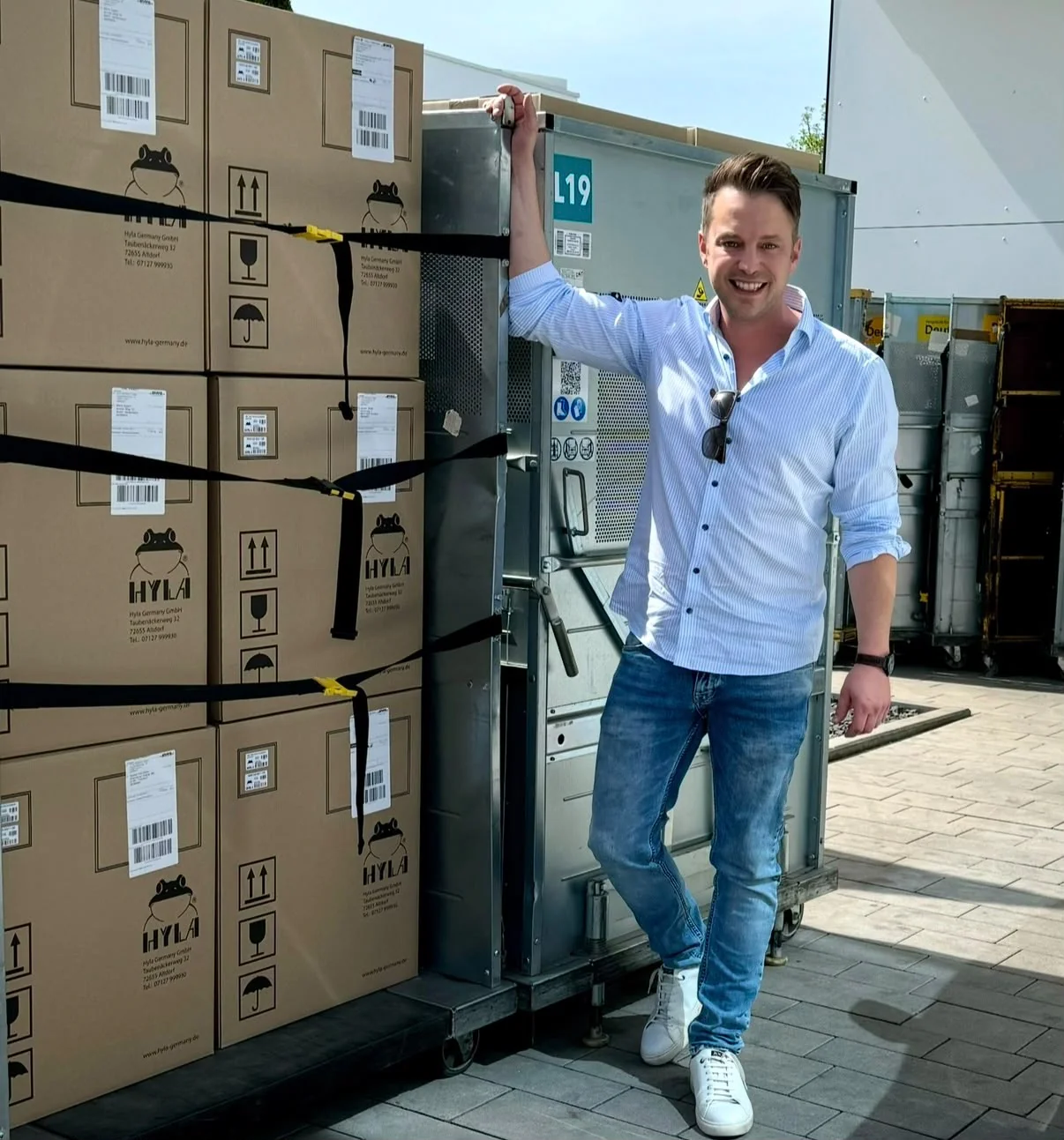 Mario Wiedemann neben HYLA-Kartons im Vertriebsalltag.
