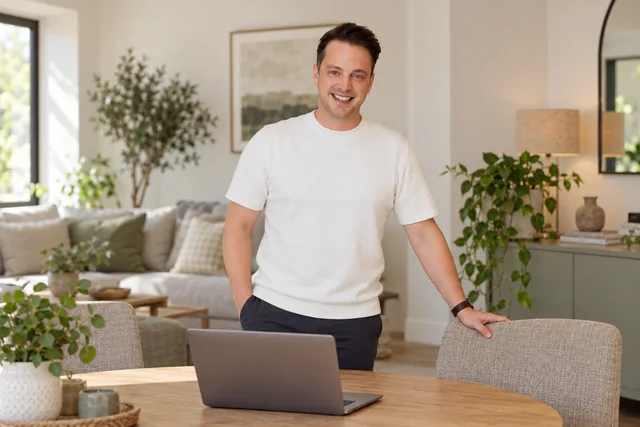 Illustrative Szene mit Mario Wiedemann und einem Laptop in einem Wohnraum.